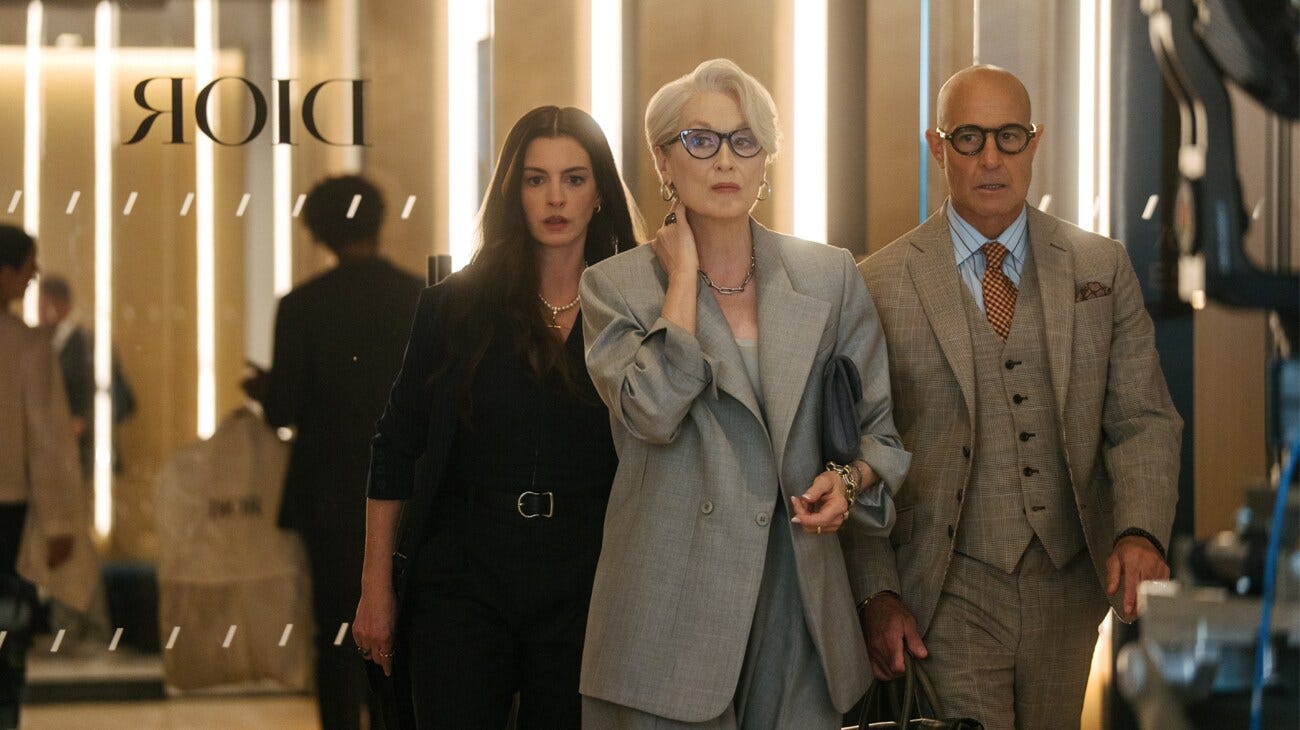 “O Diabo Veste Prada 2” reafirma sua força ao se sustentar, ao mesmo tempo, como continuação e obra independente