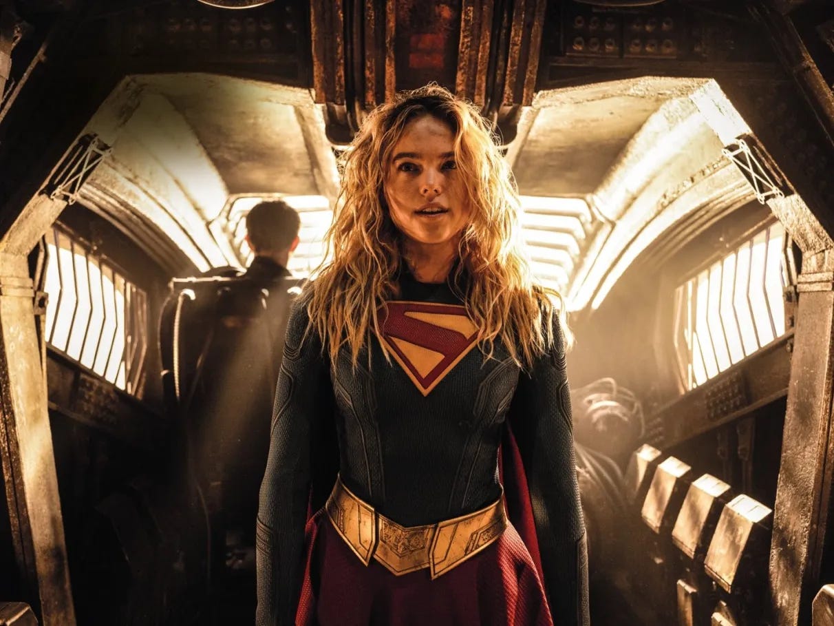 “Supergirl”, de Craig Gillespie, apresenta Milly Alcock como uma heroína imperfeita em produção fragilizada